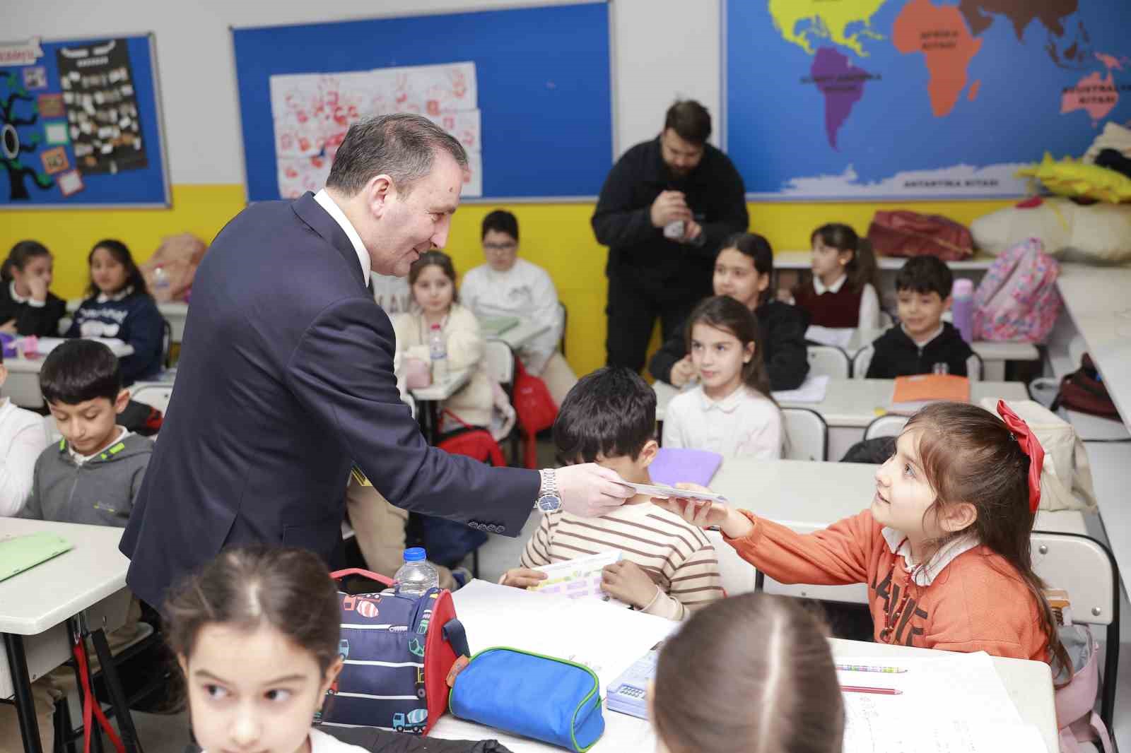 Sultanbeyli’de bilinçli teknoloji seferberliği: 23 bin öğrenciye akıllı dijital eğitim seti
