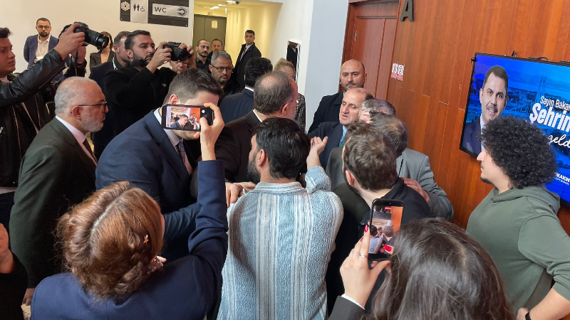 Bakan Kurum’un ekibinden gazeteciye darp girişimi