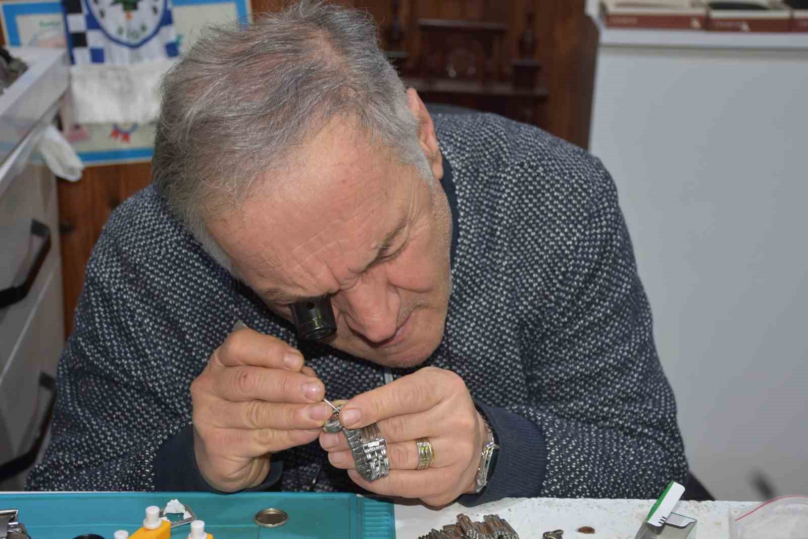 Yarım asırlık saat ustası çırak bulamadığı mesleğini eşiyle ayakta tutuyor
