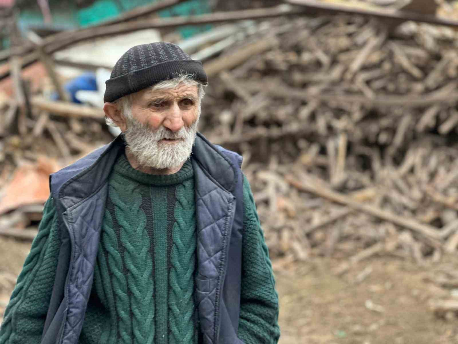 Evinden çöp çıkarılan yaşlı adam, çatıdan düşerek hayatını kaybetti