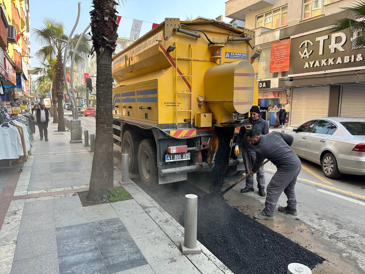 Çayırova’nın en işlek caddesinde asfalt onarımı yapıldı