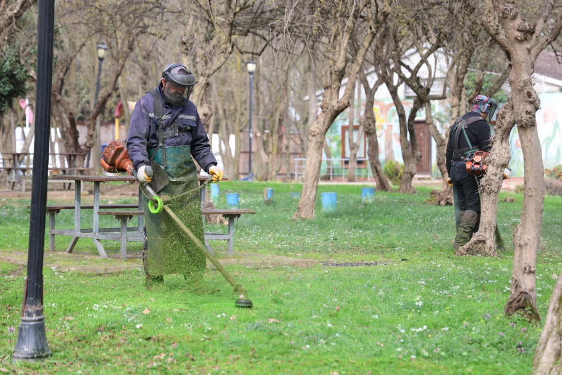 Kartepe’de park ve yürüyüş yollarında bahar temizliği çalışması