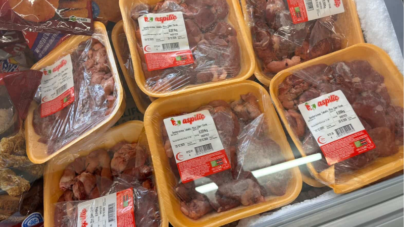 Zincir markette ürünler yırtık jelatinle bekletiliyor