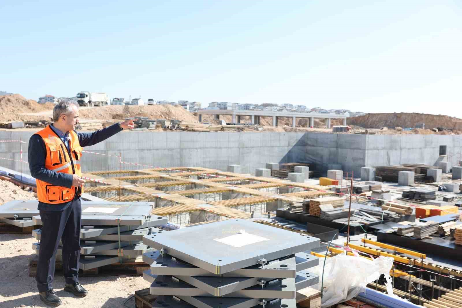 Çayırova Devlet Hastanesi inşaatında deprem izolatörlerinin montajına başlandı
