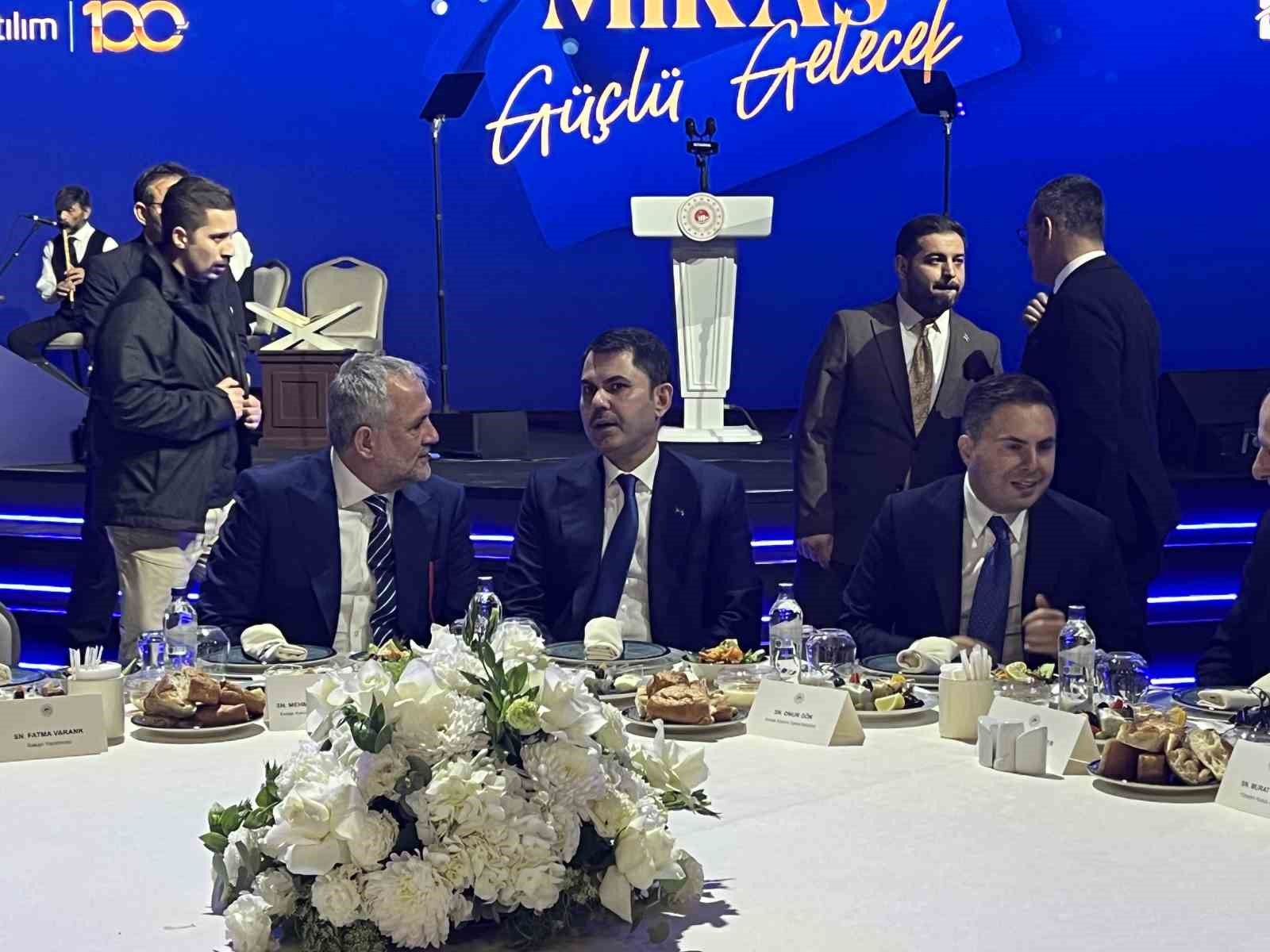 Bakan Kurum: "Devlet ve millet el ele vererek, asrın felaketini, asrın dayanışmasına dönüştüren büyük bir seferberlik başlattık"
