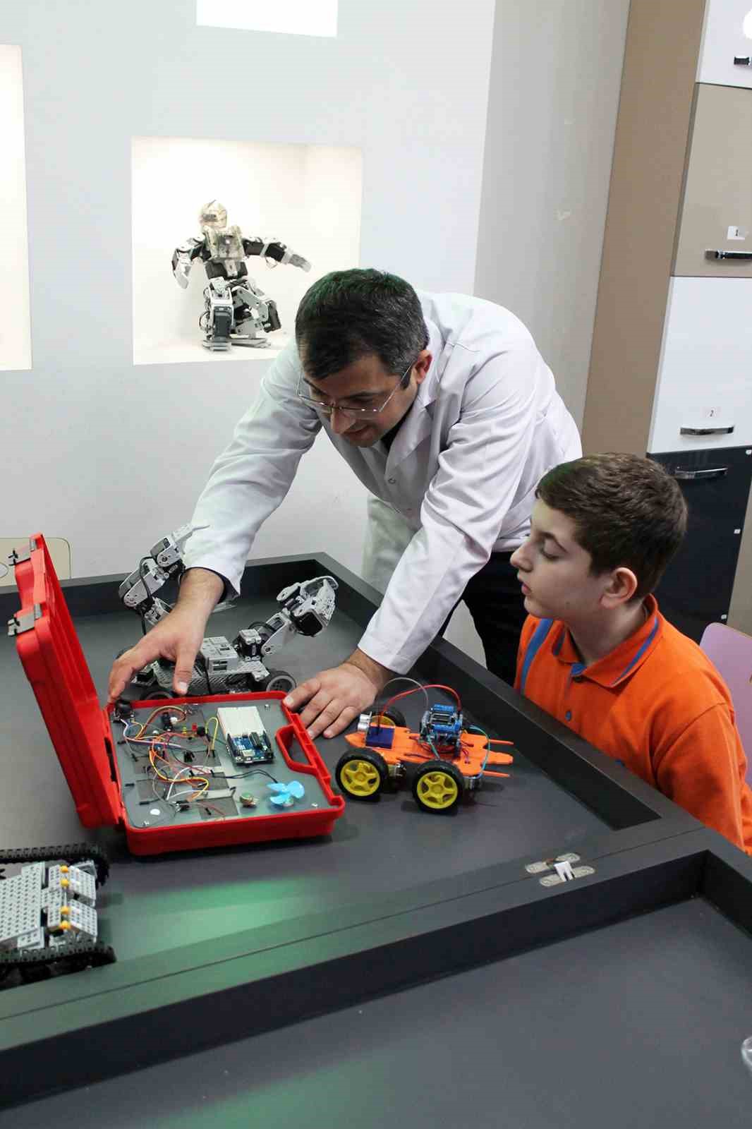 İhlas Koleji öğrencileri TÜBİTAK bölge finallerinde: 19 bin proje arasından çifte başarı
