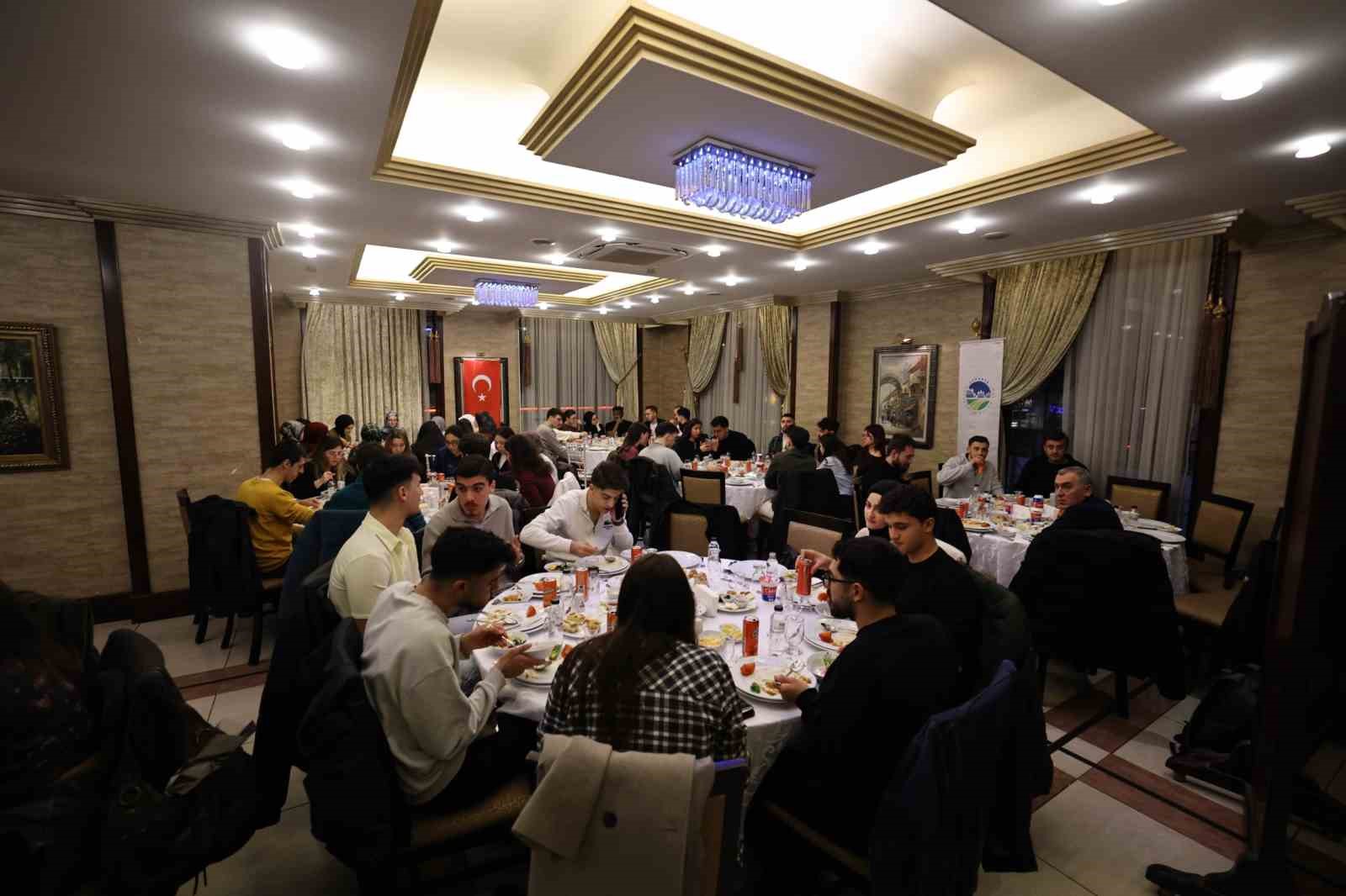 Sakarya’da protokol ve sağlık camiası iftarda buluştu
