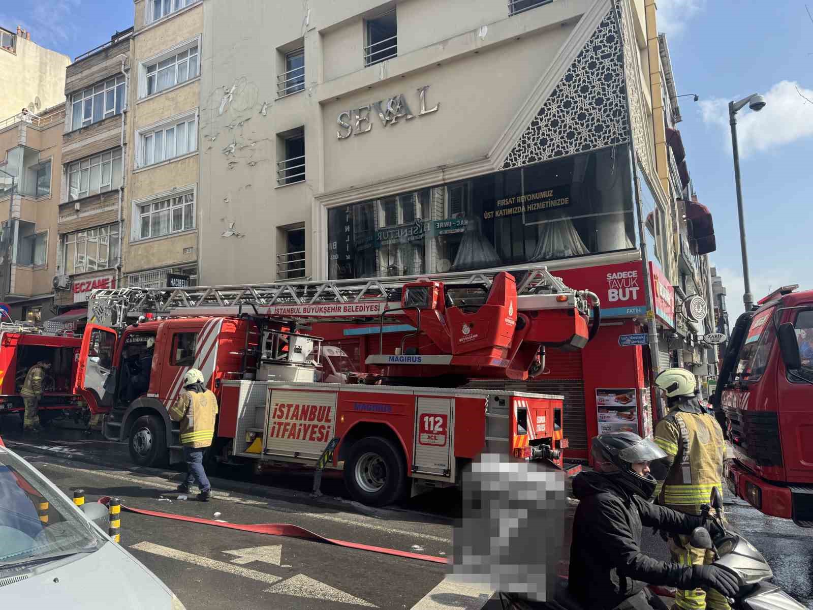 Fatih’te 3 katlı gelinlikçide yangın çıktı, ekmek teknesi yanınca gözyaşlarına boğuldu
