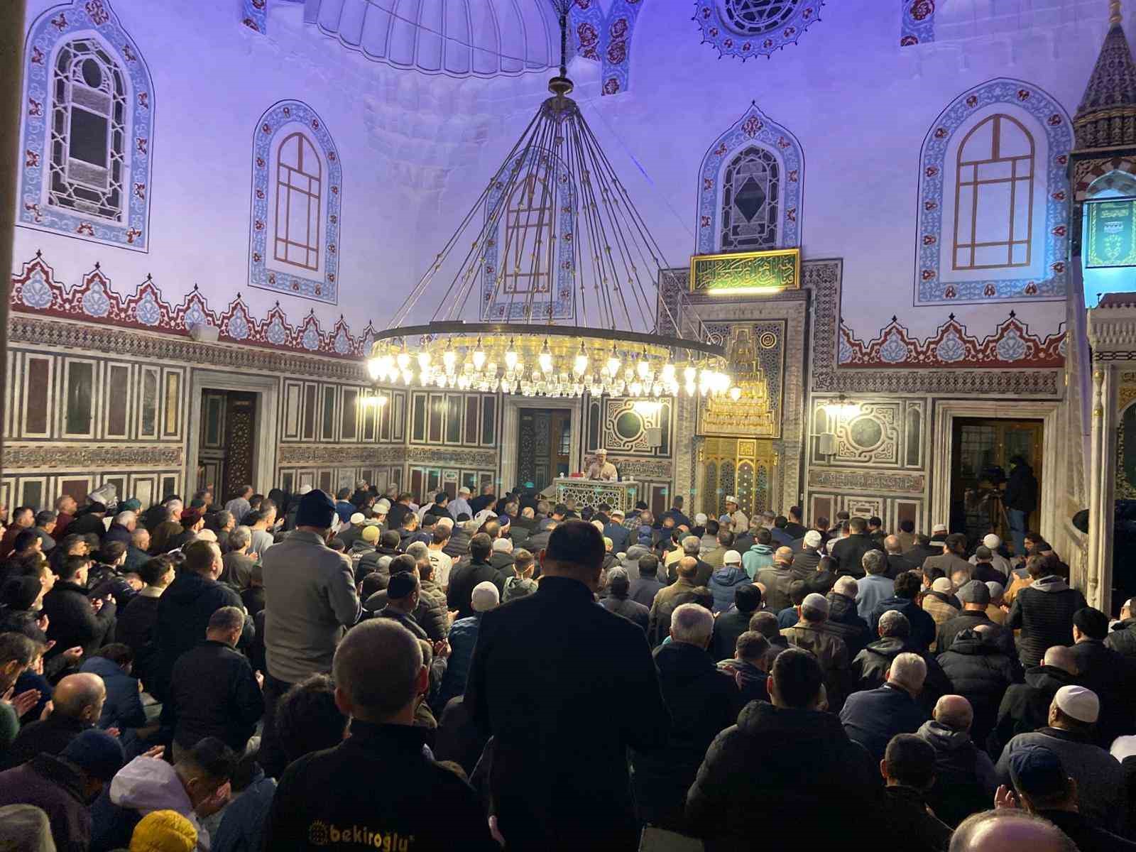 Kadir Gecesi camilerde dualarla idrak edildi