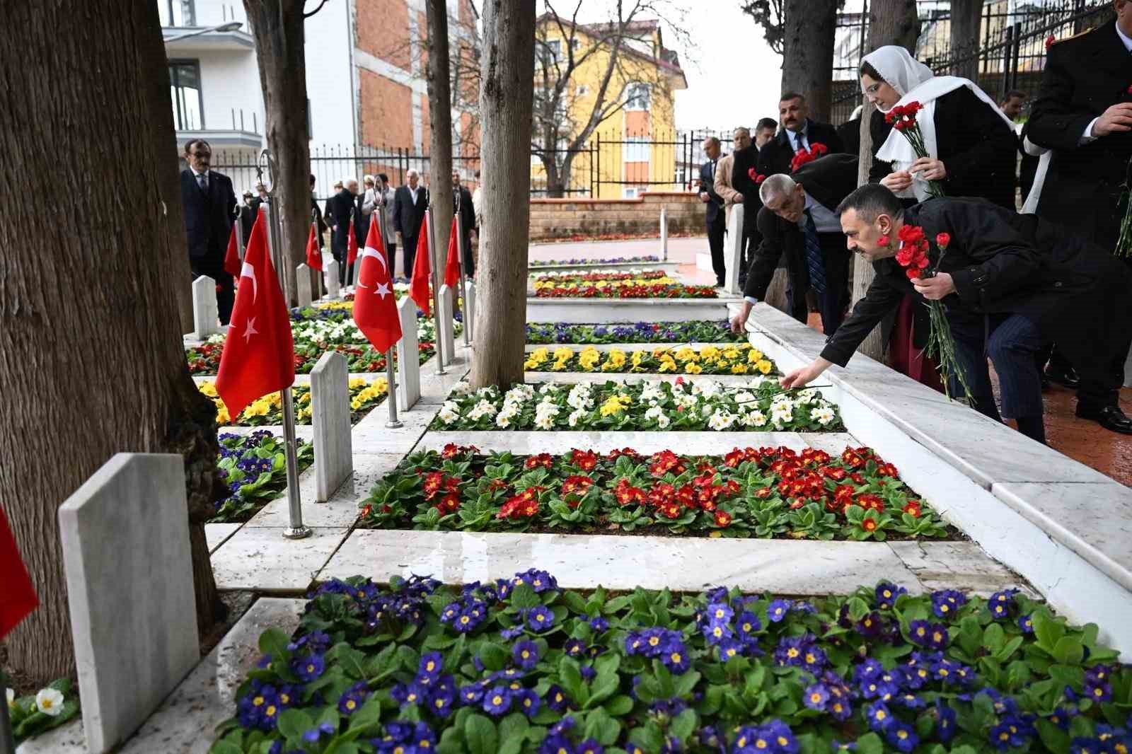 Bayramda şehitlikler unutulmadı