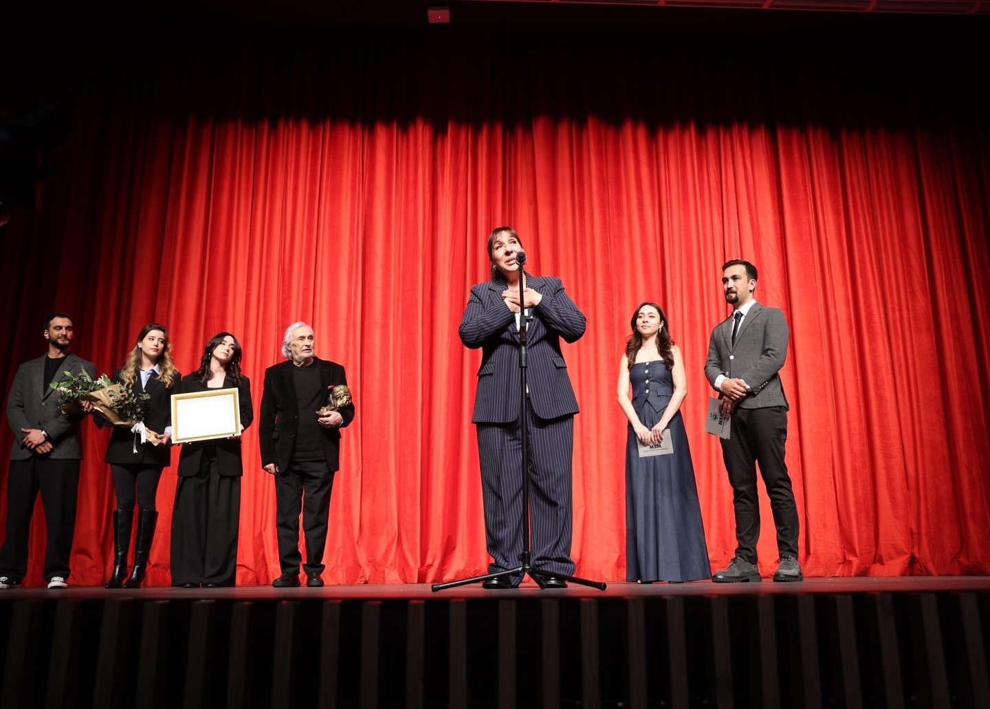 Ödülünü Müjdat Gezen’den alan Binnur Kaya gözyaşını tutamadı: ‘Rüyada gibiyim’
