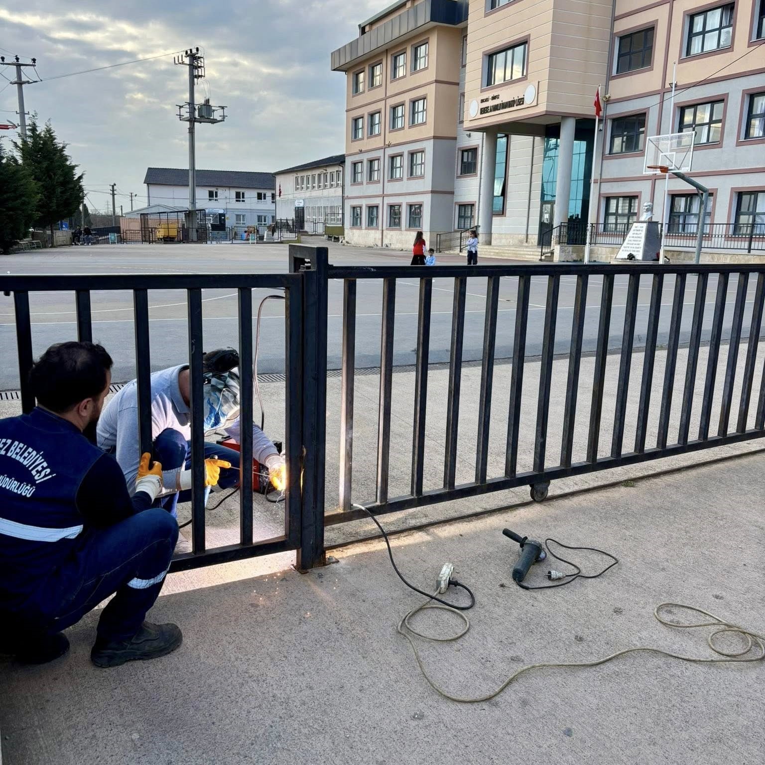 Körfez’de eğitim kurumlarına destek sürüyor
