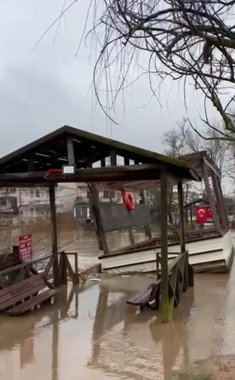 Şile’de sağanak su baskınlarına neden oldu
