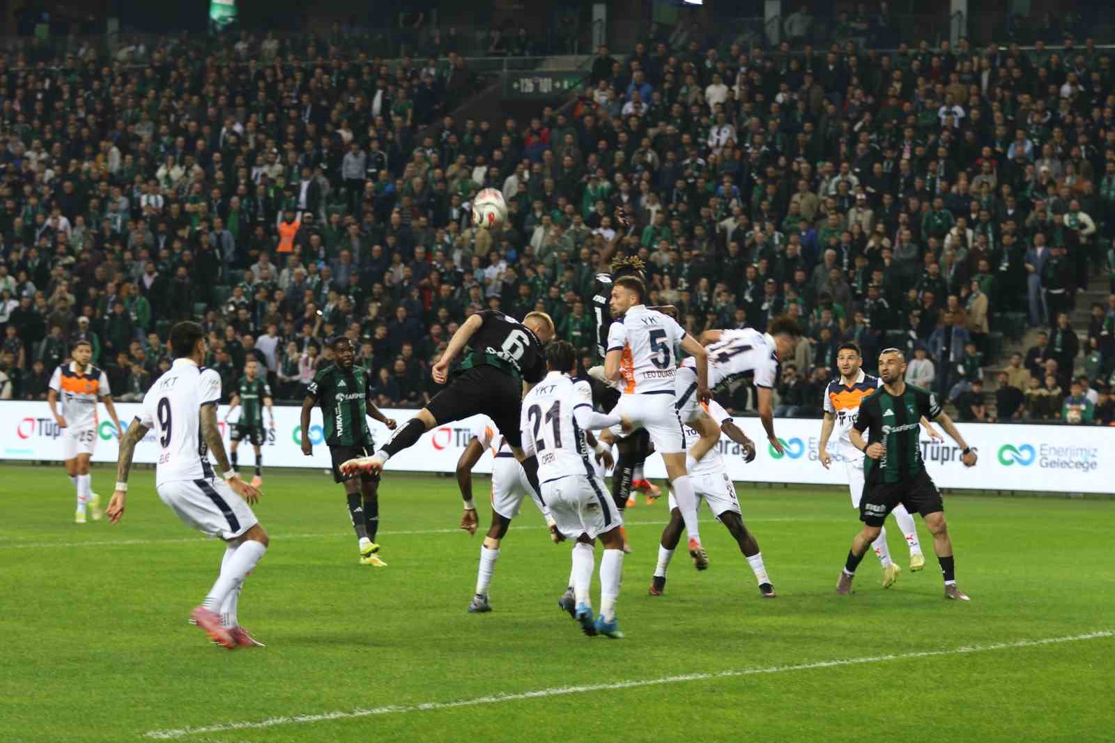 Trendyol Süper Lig: Kocaelispor: 0 - Başakşehir: 0 (Maç devam ediyor)
