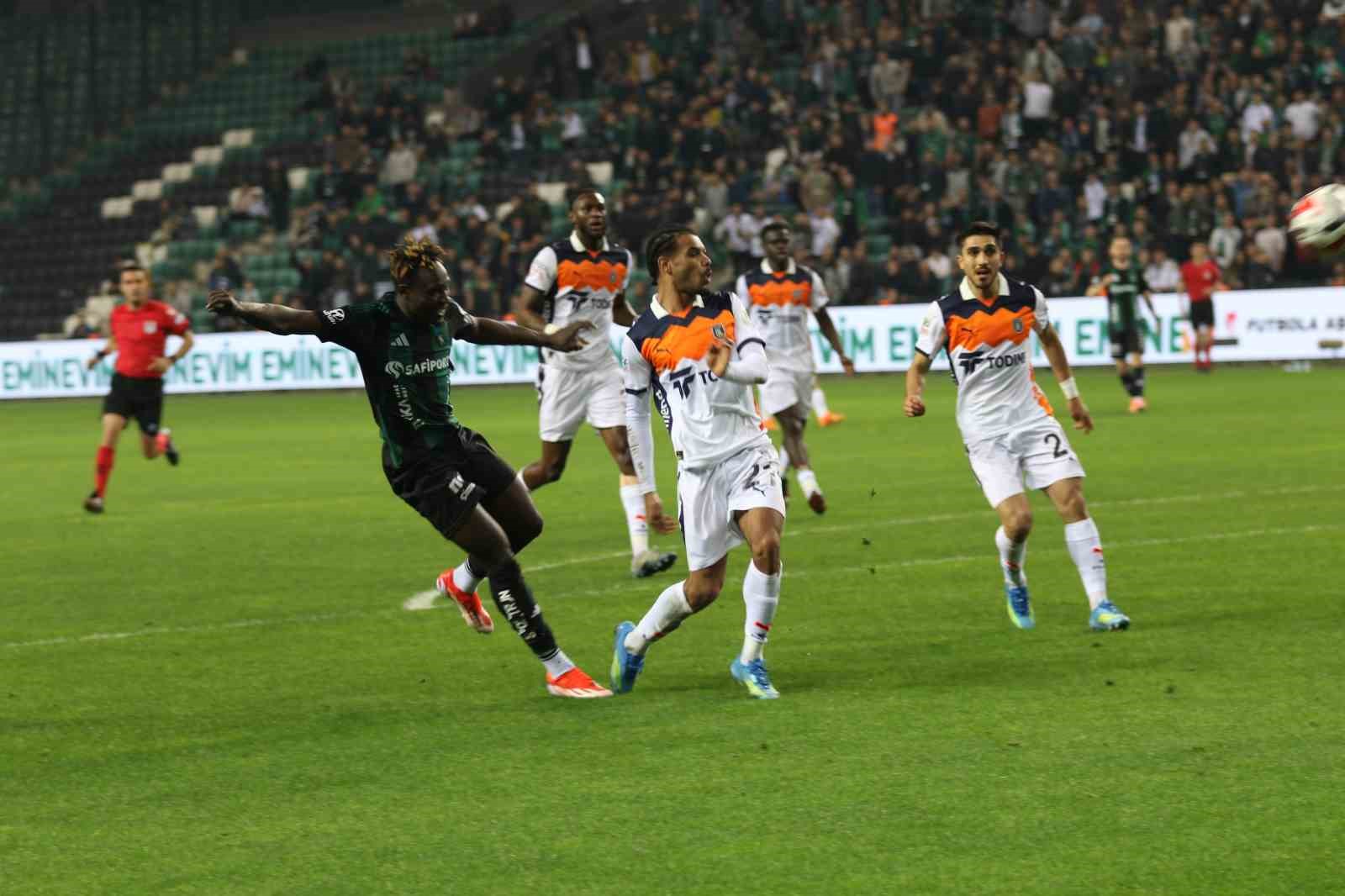 Trendyol Süper Lig: Kocaelispor: 0 - Başakşehir: 0 (İlk yarı)
