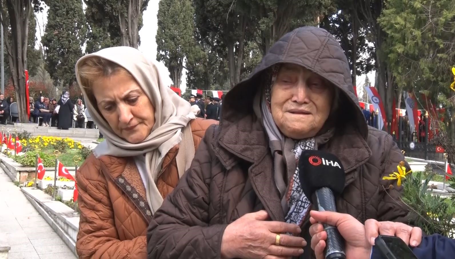 Edirnekapı Şehitliği’nde duygusal anlar: 92 yaşındaki anne gözyaşlarını tutamadı
