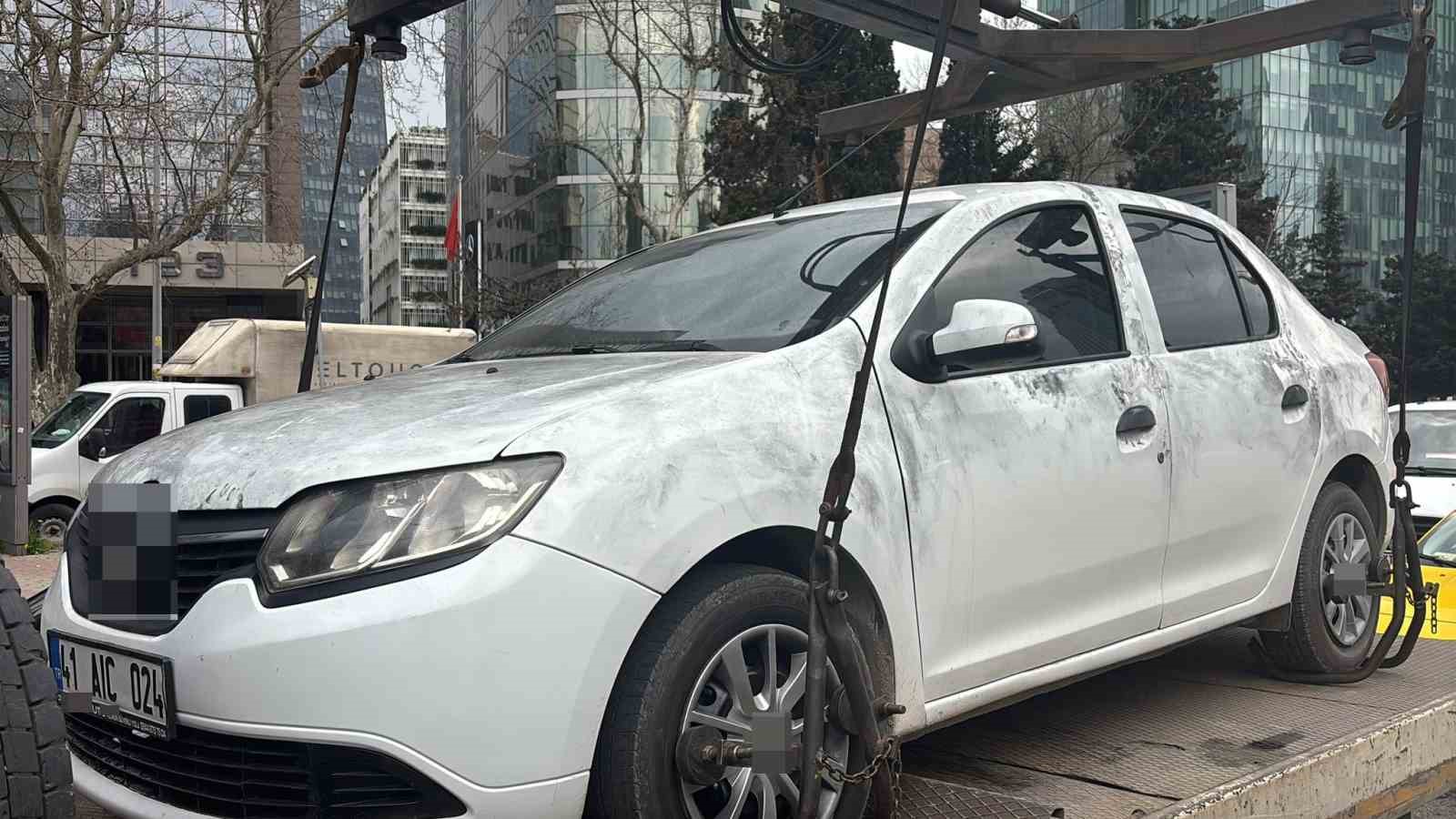 Teröristlerin kiraladığı otomobil incelemelerin ardından olay yerinden kaldırıldı

