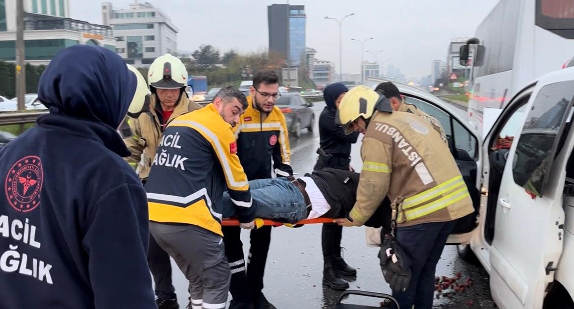 Maltepe’de hafif ticari araç, servis minibüsüne arkadan çarptı: 1 yaralı