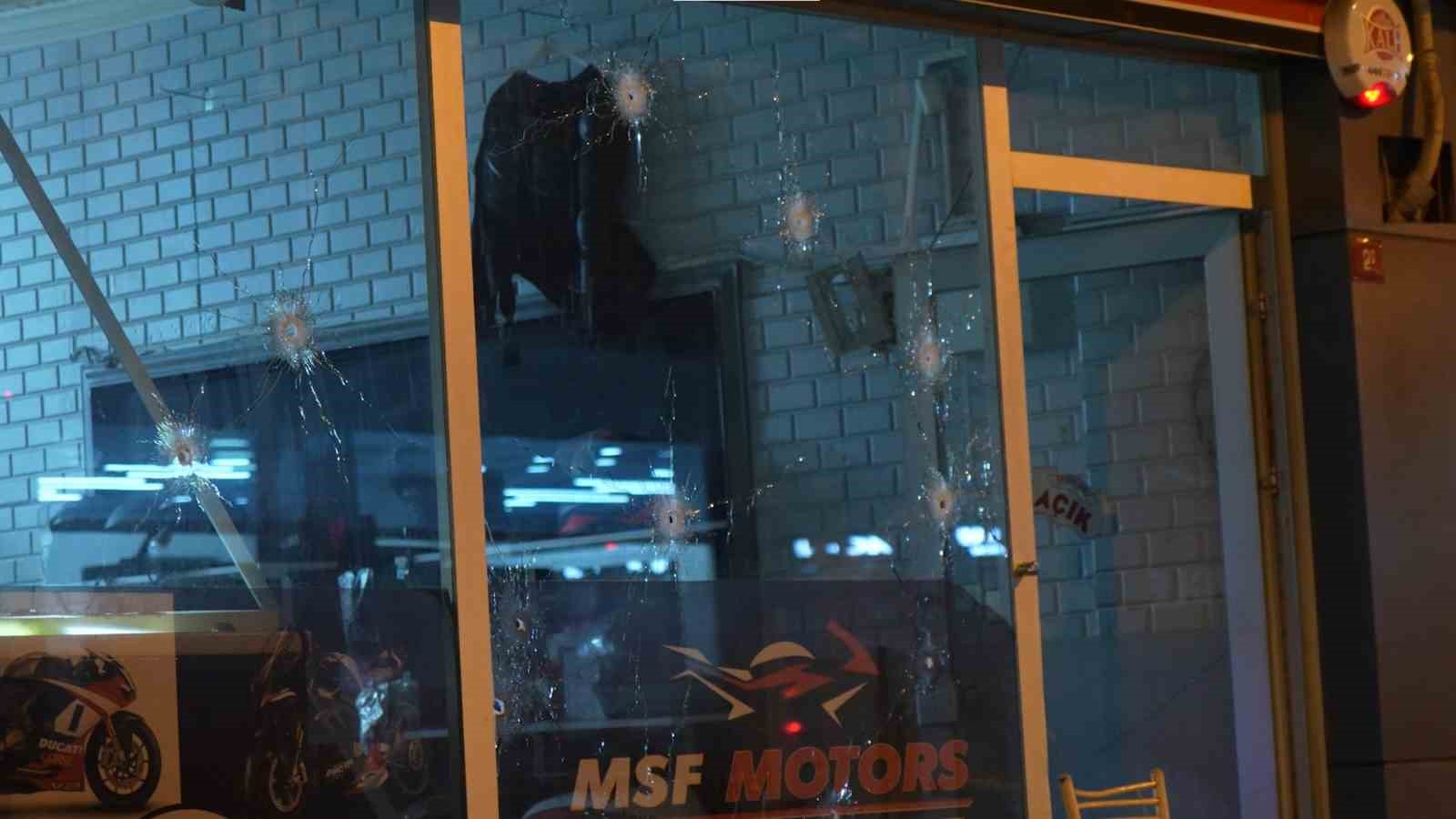 Alacak-verecek kavgası kanlı bitti: İş yerini uzun namlulu silahla taradılar, 4 kişi yaralandı
