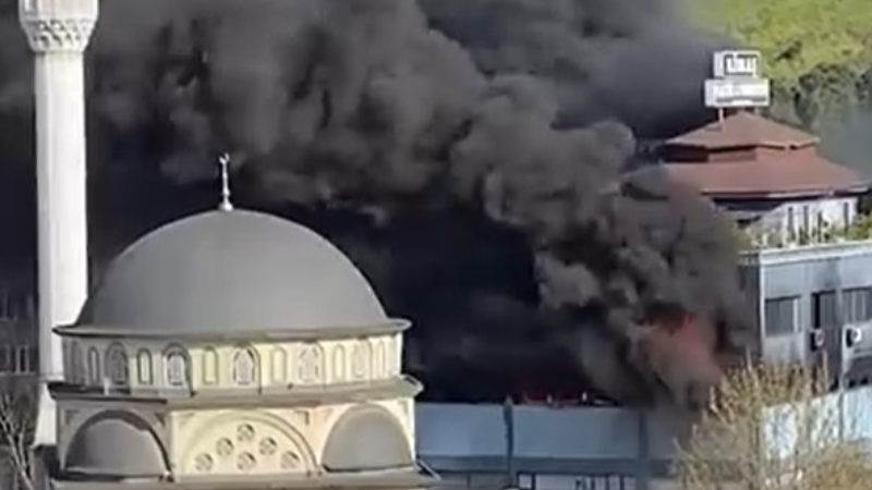 Fabrikada çıkan yangının dumanı kilometrelerce öteden görüldü