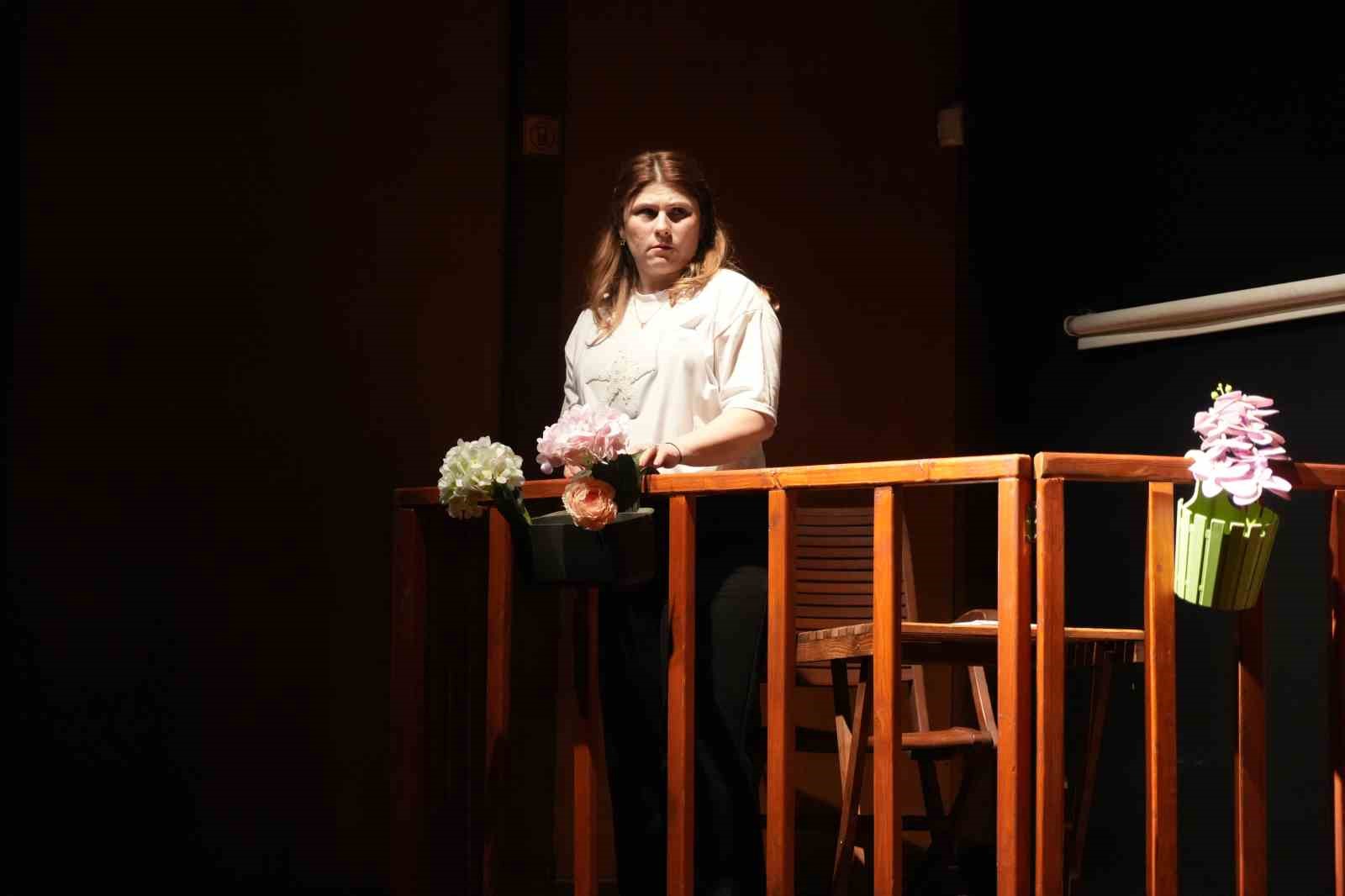 Kanseri yendi, kendi hayatını yazıp oynadı