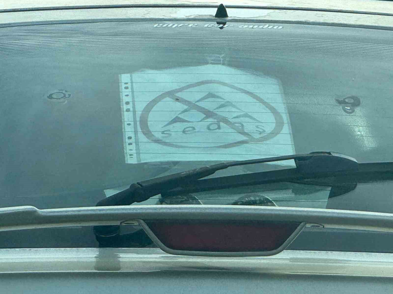 Elektrik şirketi bıktırınca tepkisini otomobilinin camına astığı özel tasarımlı afişle gösterdi
