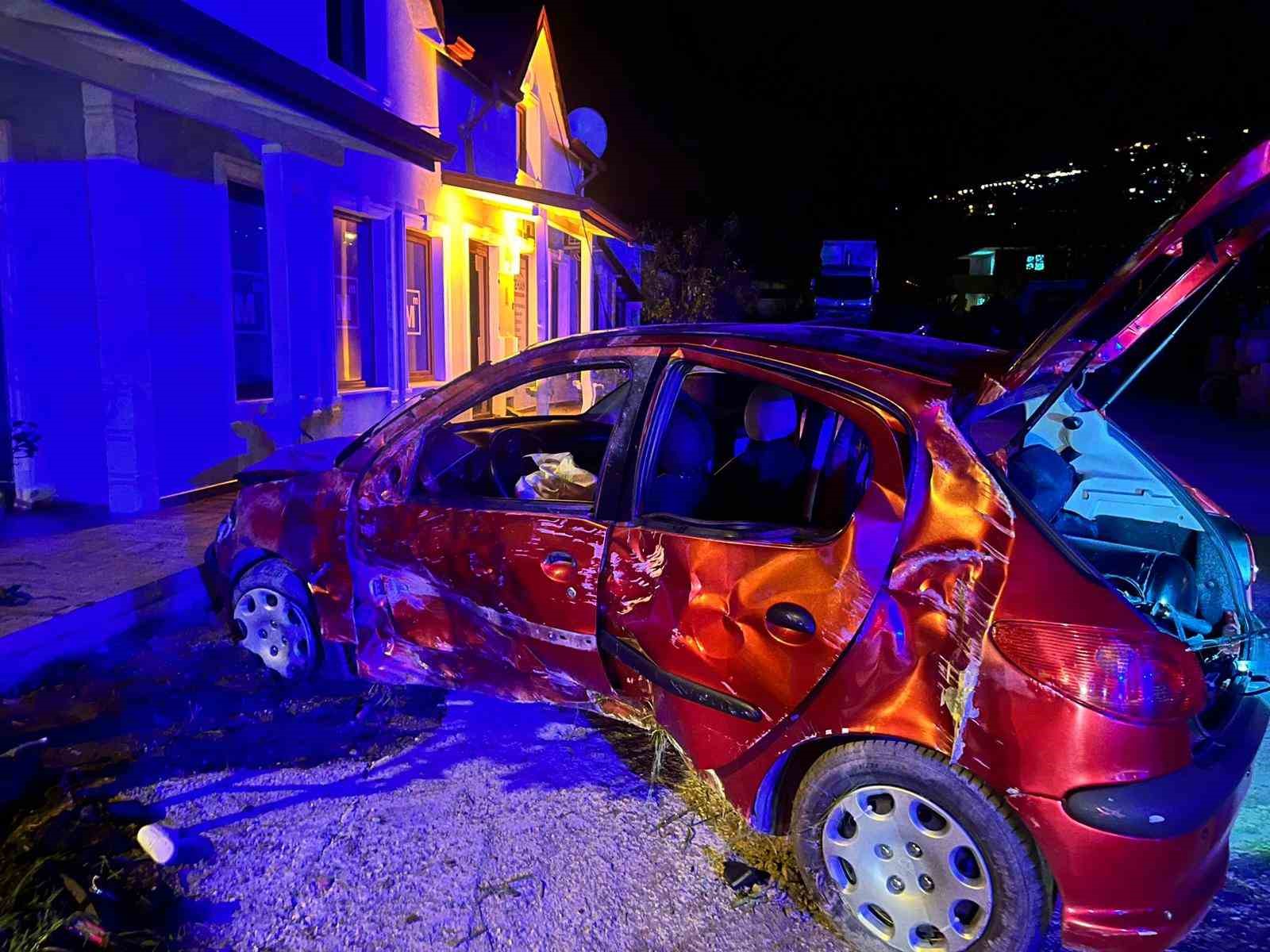 Kontrolden çıkan otomobil, evin duvarına çarparak durdu: 4’çocuk 9 yaralı
