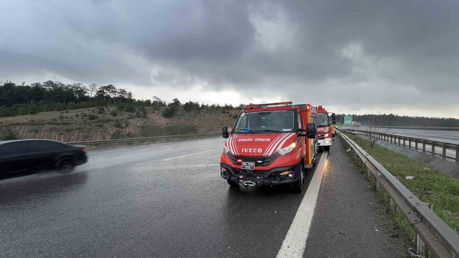 Kuzey Marmara Otoyolu’nda yağış kazayı beraberinde getirdi: 3 araç birbirine girdi
