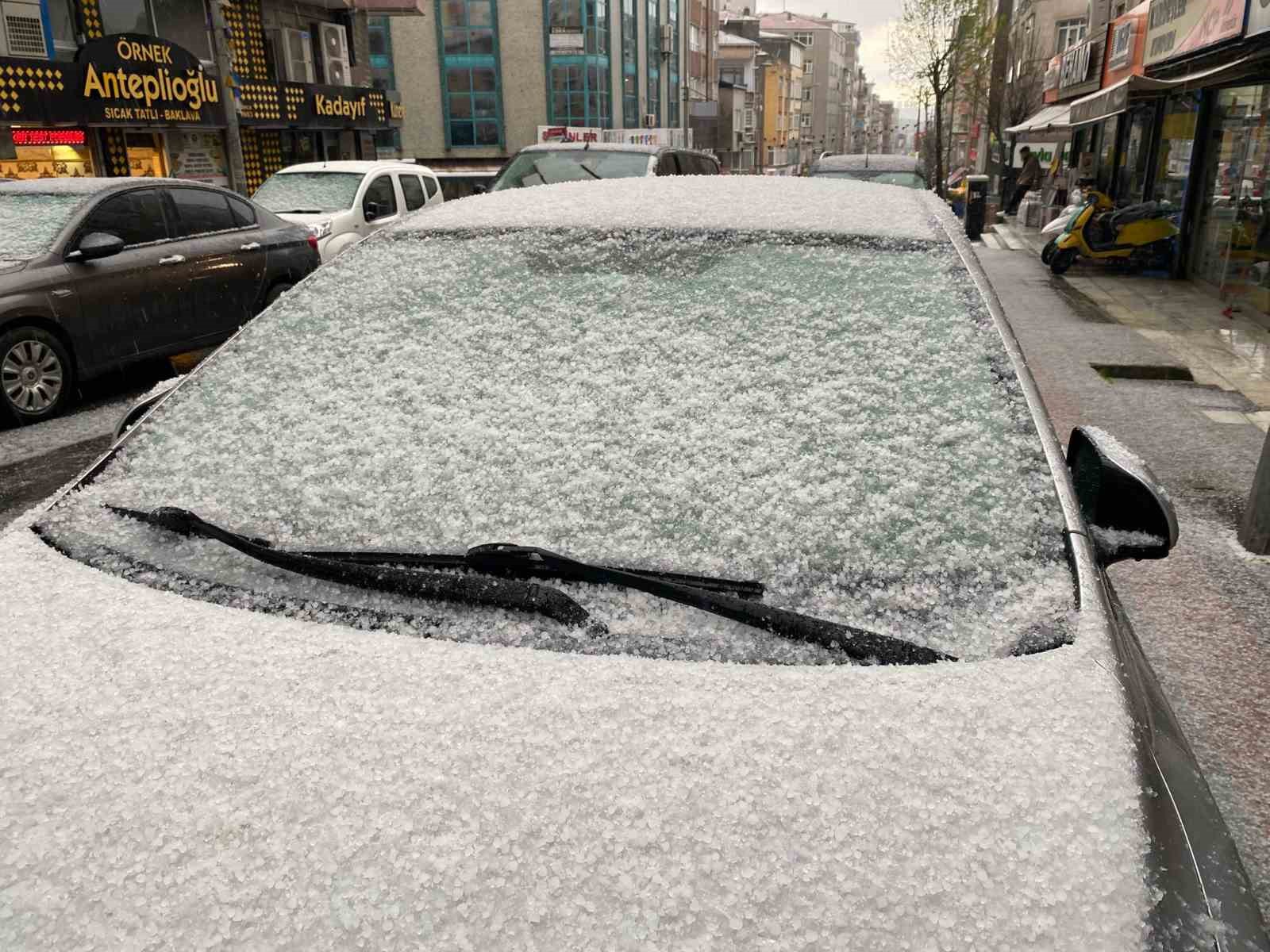 Küçükçekmece’de dolu yağışı etkili oldu, ortalık beyaza büründü
