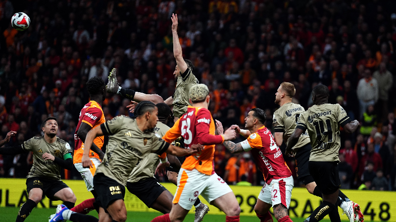 Karşılaşmanın ilk yarısını Galatasaray 1-0 önde kapattı