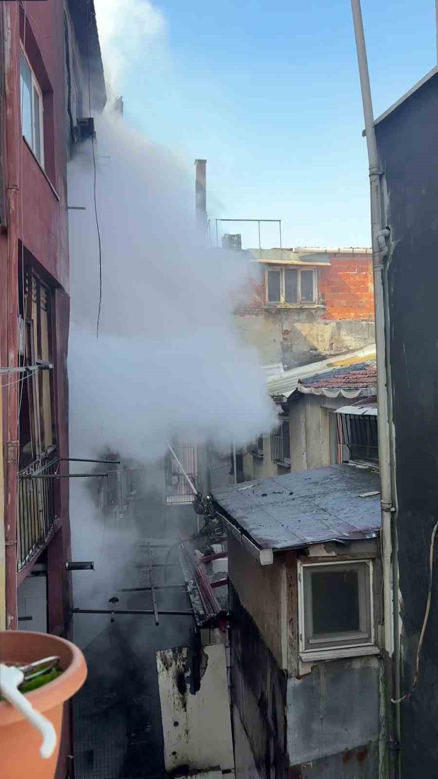 Beyoğlu’nda yangında mahsur kalan 2 kişi itfaiye ekiplerince kurtarıldı
