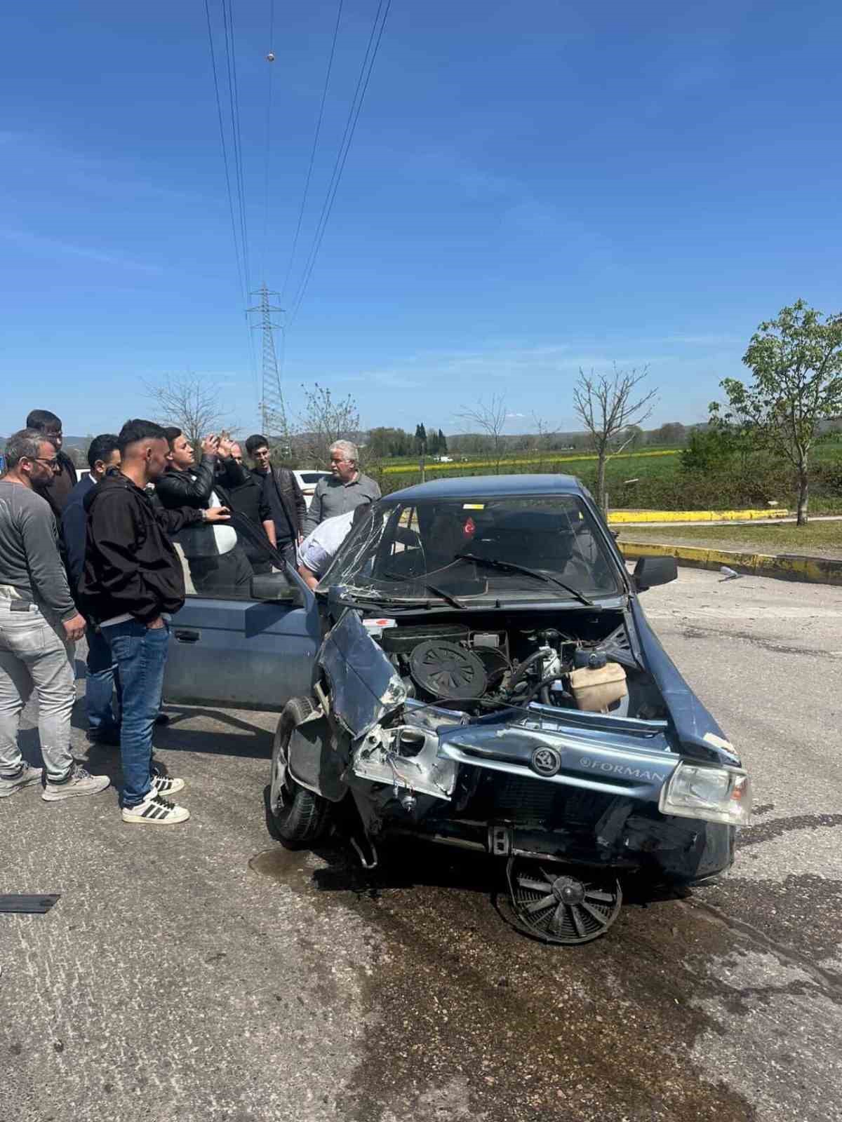 Otomobil ile otobüs çarpıştı: 1 yaralı