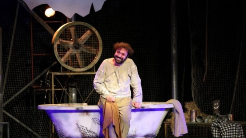 Halil Sezai tek kişilik oyunuyla mest etti!