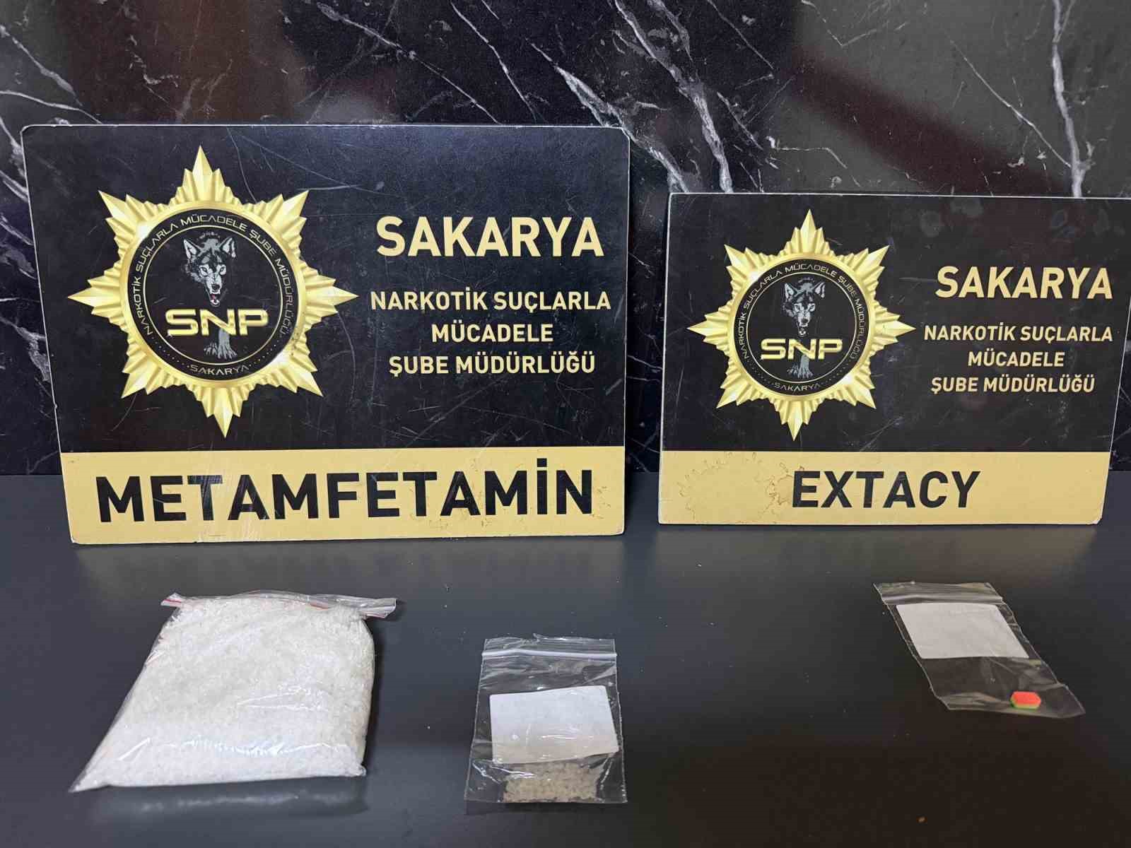 İstanbul’dan Sakarya’ya uyuşturucu getiren 3 şüpheli tutuklandı
