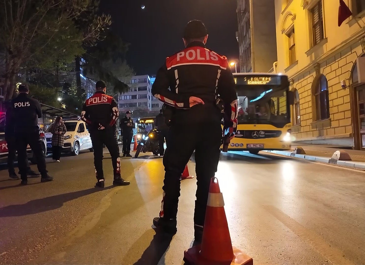 Kadıköy’de polis ekipleri asayiş uygulaması gerçekleştirdi
