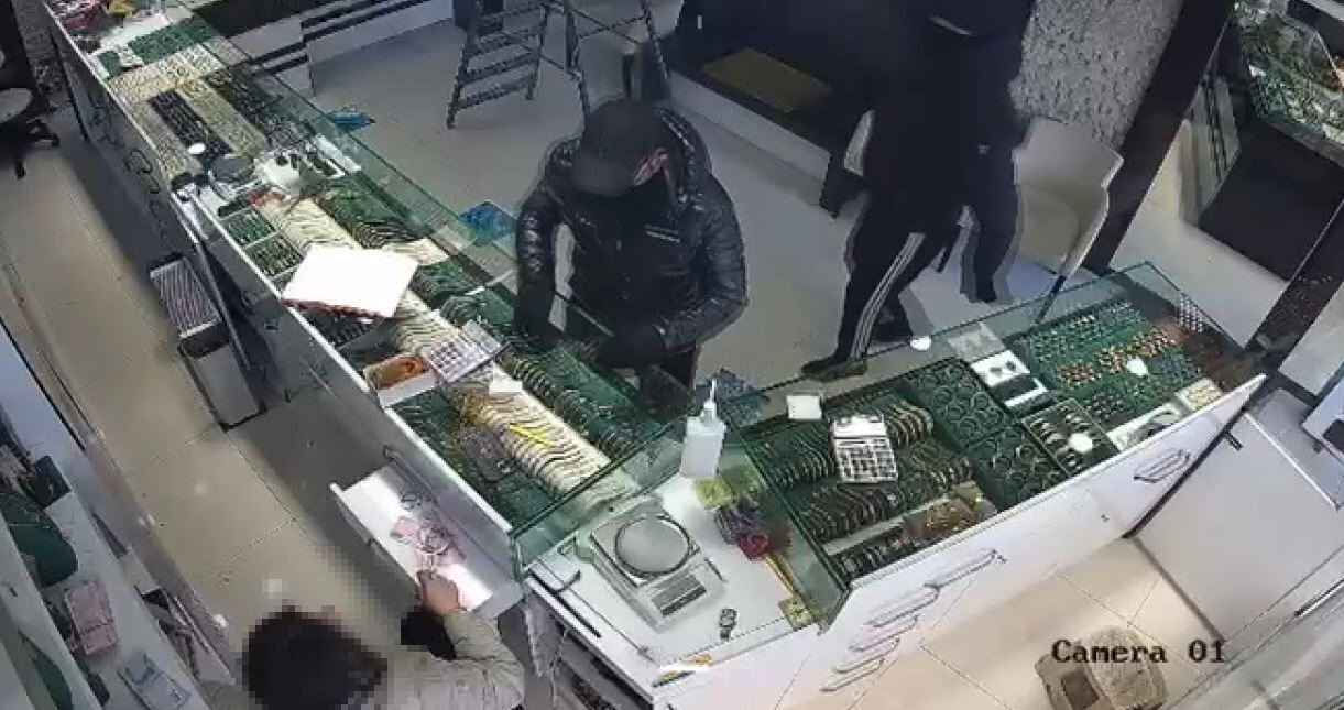 Başakşehir’de kuyumcuda soygun girişimi: İşletme sahibinin çığlıklarıyla kaçtılar
