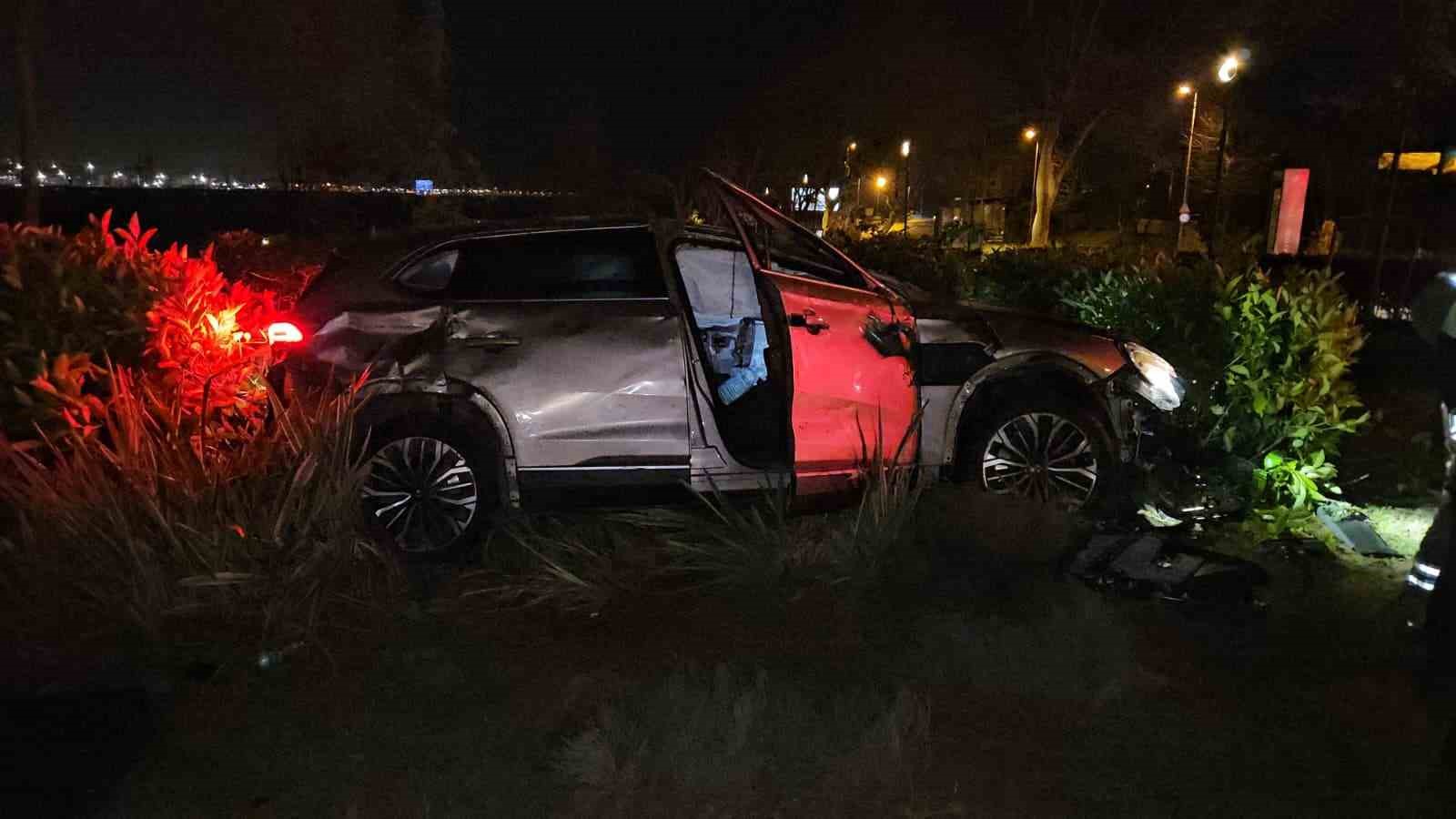 Fatih’te yoldan çıkan otomobil taklalar atarak parka savruldu: 1 yaralı
