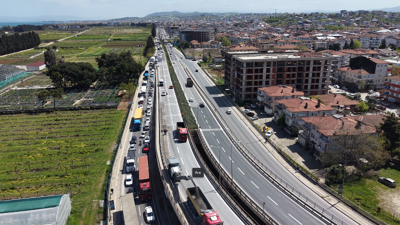 Köprülü kavşakta çalışma nedeniyle trafik yoğunluğu