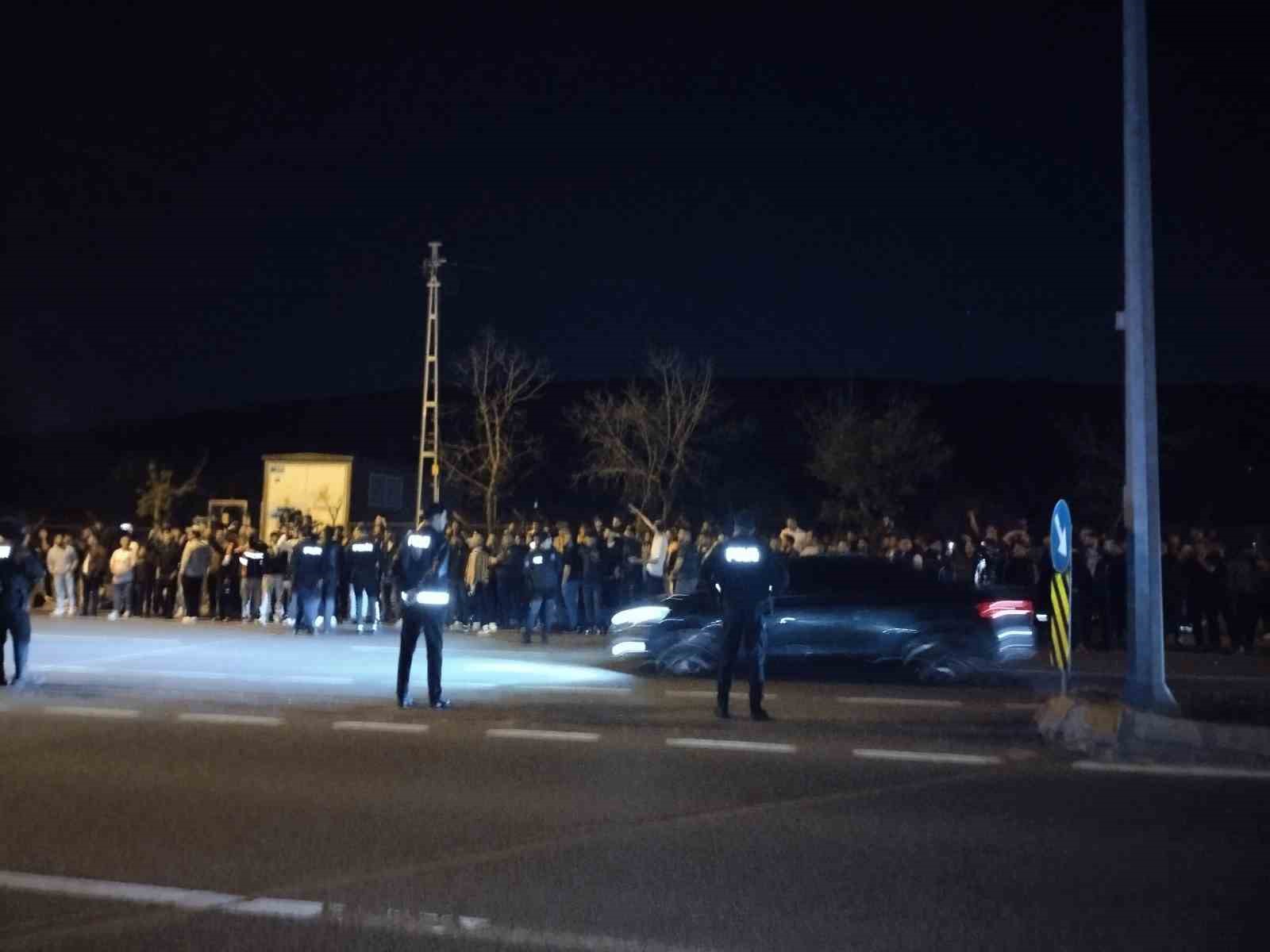 Samandıra’da Fenerbahçeli taraftarlar yönetim ve futbolculara tepki gösterdi
