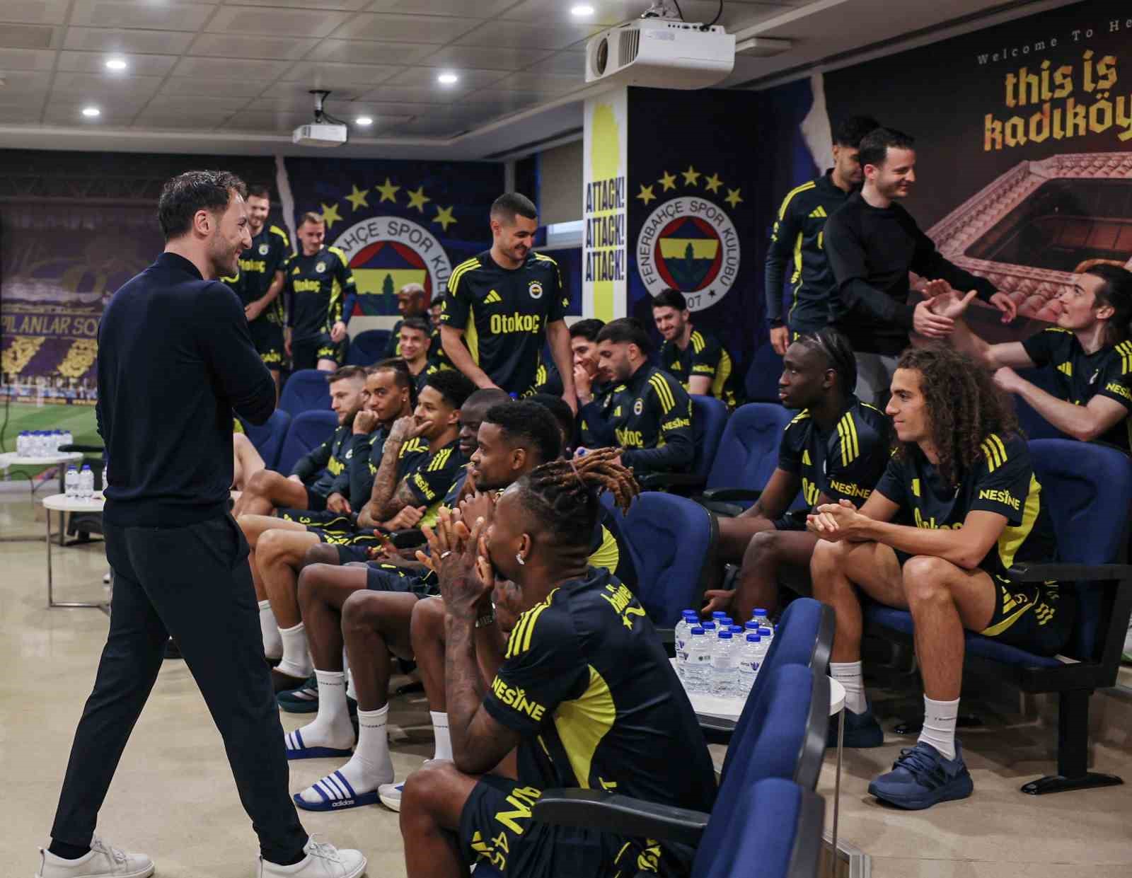 Domenico Tedesco, futbolcularla vedalaştı

