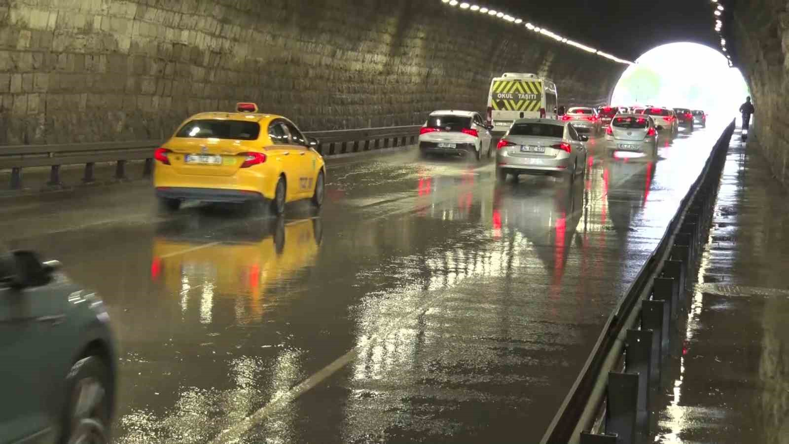 İstanbul güne sağanak yağışla başladı: Maltepe’de Altıntepe Tüneli’ni su bastı
