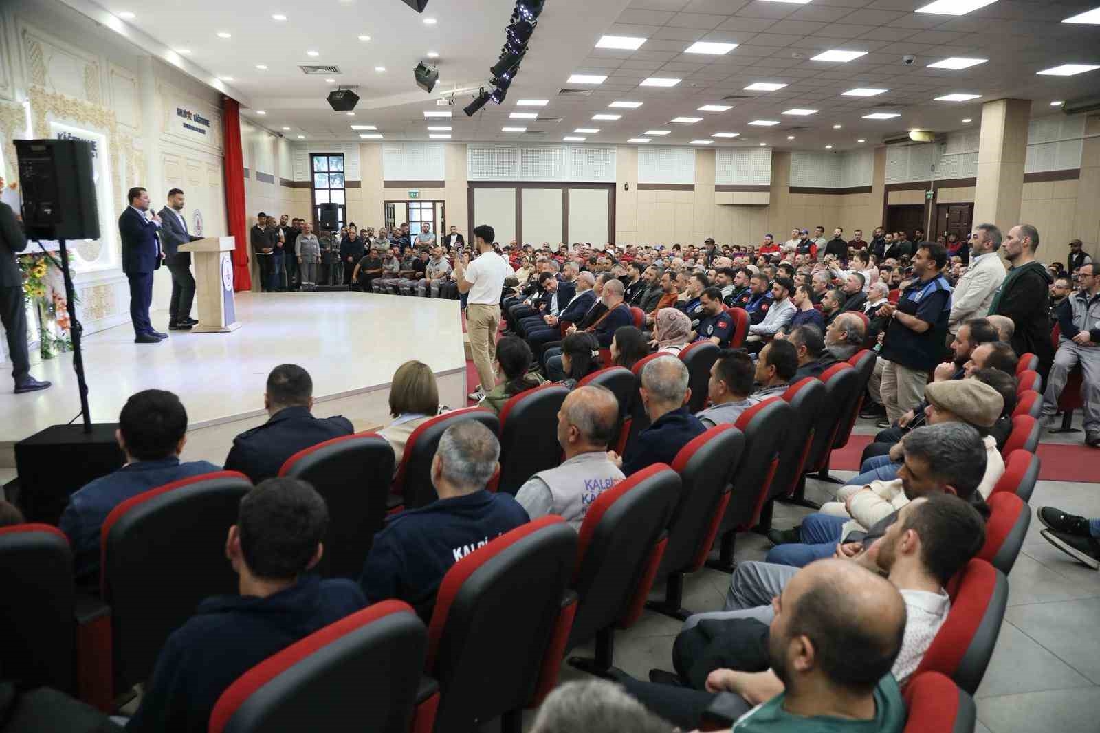 Başkan Öztekin personelle bayram sevincini paylaştı
