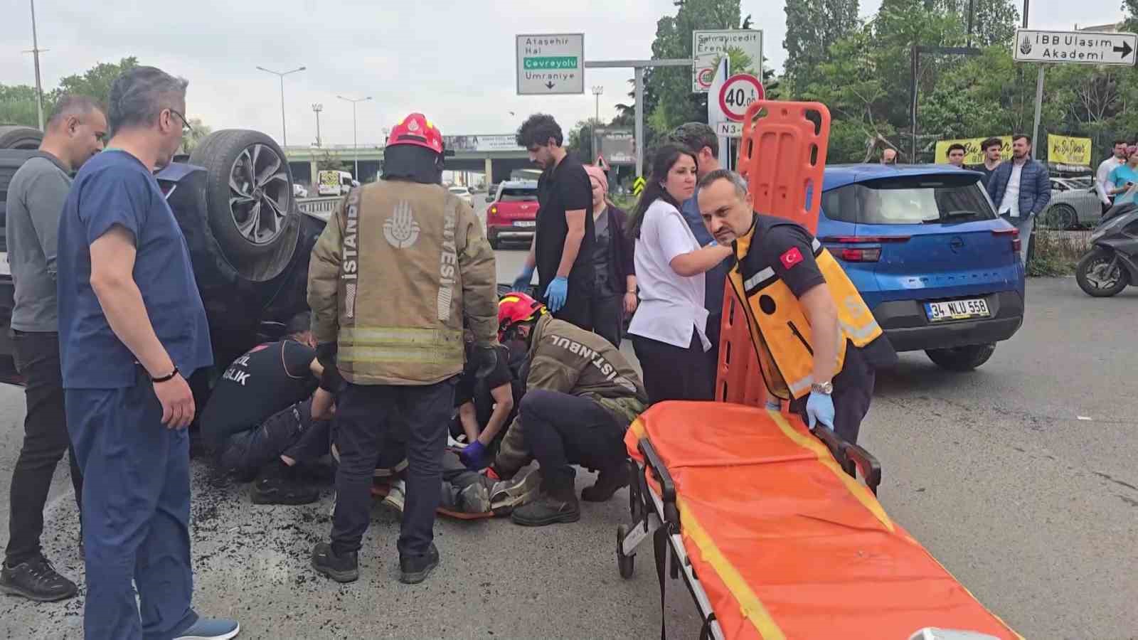 Kadıköy’de sürücüsünün rahatsızlanması sonucu otomobil takla attı
