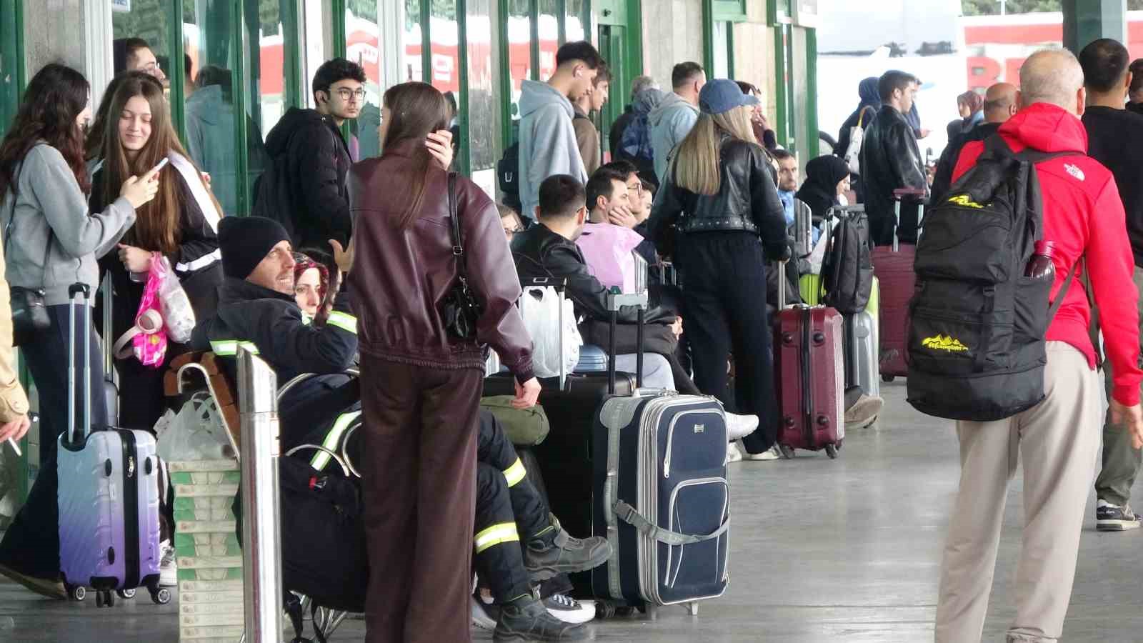 Otogarda bayram yoğunluğu: Biletler tükenmiş durumda