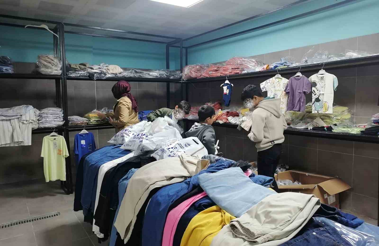 Dilovası’nda 400’ü aşkın çocuğa bayramlık
