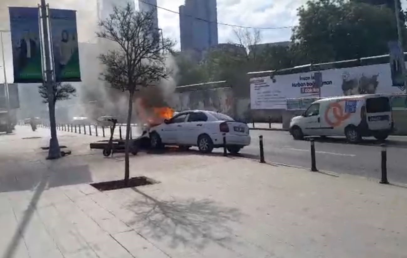 Mecidiyeköy’de benzin deposu sızan otomobilin el frenini çekmeyi unuttu, tabeleya çarpan araç alev alev yandı

