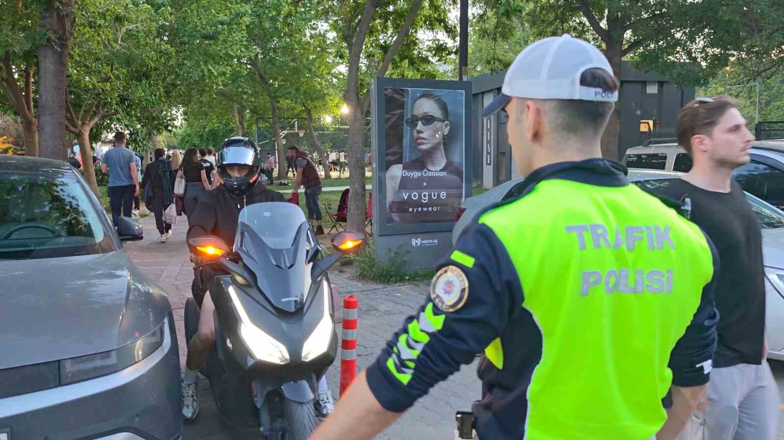 Kaldırımı yol gibi kullandılar, cezadan kaçamadılar
