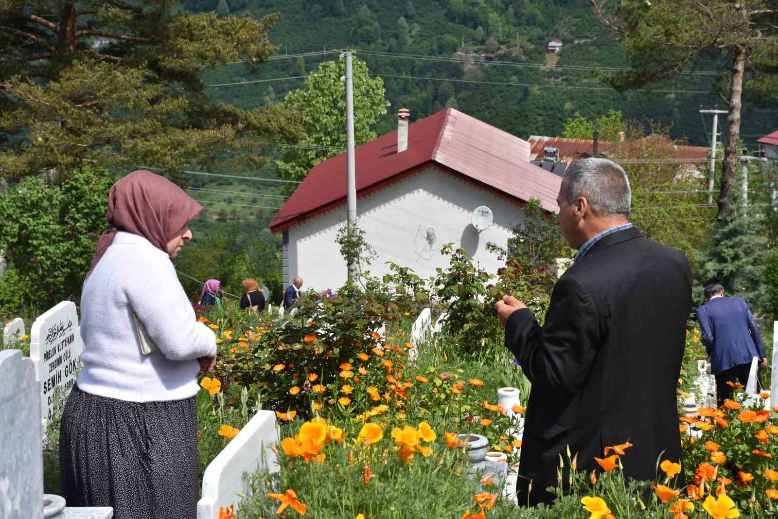 Sakarya’da arefe günü mezarlıklarda duygu dolu ziyaret
