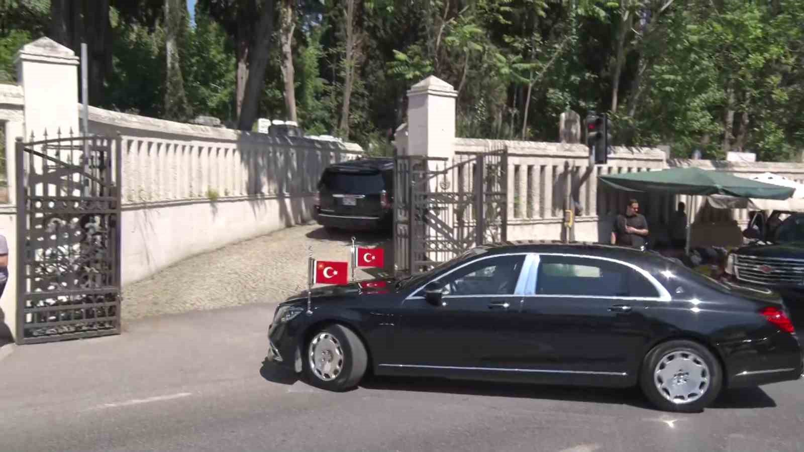 Cumhurbaşkanı Erdoğan anne ve babasının kabirlerini ziyaret etti
