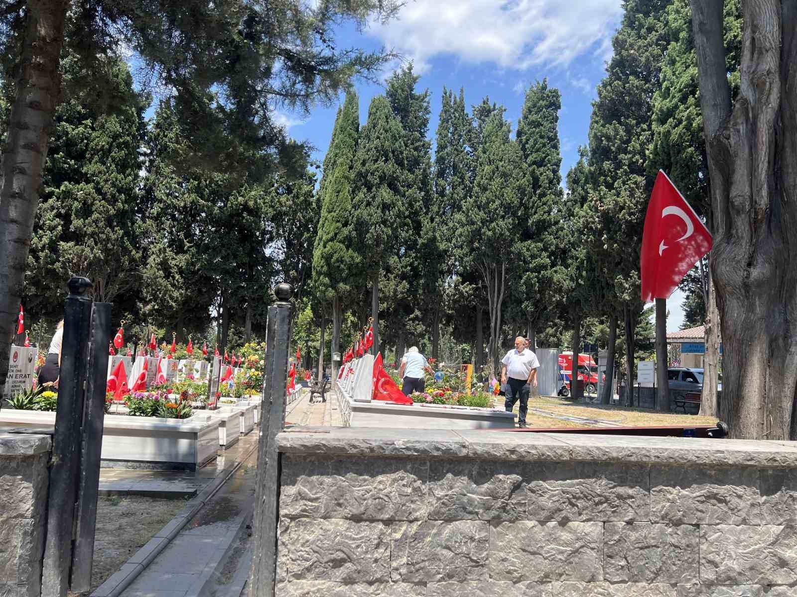 Edirnekapı Şehitliği’nde hüzünlü bayram: Şehit aileleri yakınlarını ziyaret etti
